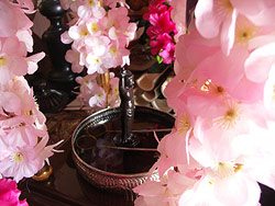 花祭り（5月8日）釈迦如来の生誕を祝い、甘茶を献じます